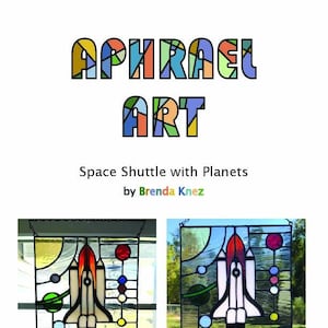 Könnte beinhalten: Ein Kunstwerk aus Buntglas, das eine Raumfähre zeigt, die von einem Planeten abhebt, vor einem bunten Hintergrund aus Planeten und Sternen. Das Kunstwerk trägt den Titel "Space Shuttle with Planets" von Brenda Knez.