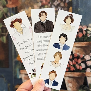 Puede incluir: Tres marcapáginas blancos con ilustraciones de acuarela de personajes de una novela. Los marcapáginas presentan citas del libro. El primer marcapáginas presenta a una mujer con el pelo rizado y la cita "No tienes compasión por mis pobres nervios, Sra. Bennet". El segundo marcapáginas presenta a un hombre con el pelo oscuro y la cita "Estoy contento en cada ocasión de ofrecer esas delicadas cortesías que siempre son aceptables". El tercer marcapáginas presenta a una mujer con el pelo castaño y a un hombre con el pelo oscuro.