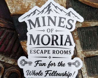 Pegatina de la sala de escape de las Minas de Moria de El Señor de los Anillos (Impermeable)