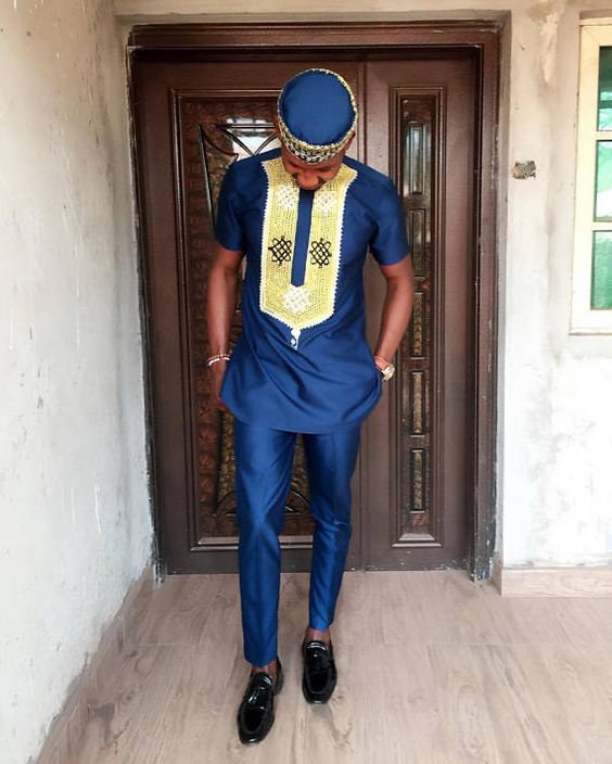 Robe pour homme bleu marine avec broderie or. Magnifiquement brodé motif sur caftans bleus avec un pantalon pour correspondre. Robe pour pour Robe homme bleu marine avec broderie or. Magnifiquement brodé motif sur caftans bleus avec un pantalon pour correspondre. 36445f