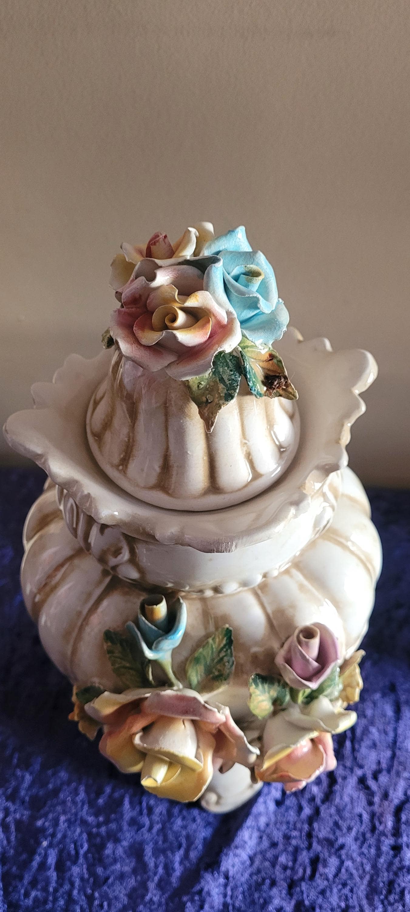 フラワーベース カポディモンテ　ヴィンテージ ヴィンテージ カポディモンテ フローラルベース：イタリア製陶器、高さ