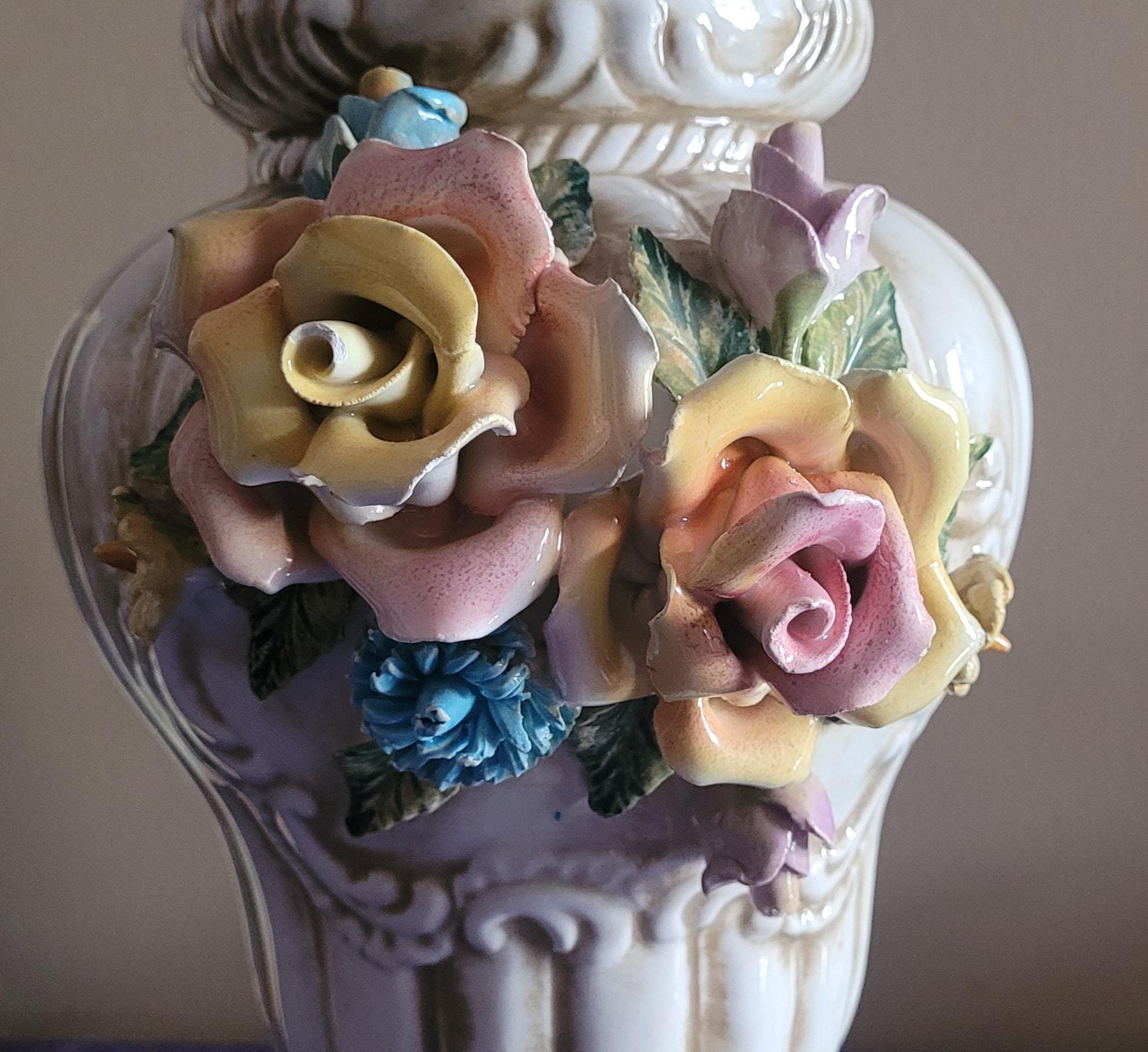 豪華なヴィンテージのカポディモンテの花がちりばめられた蓋付き花瓶