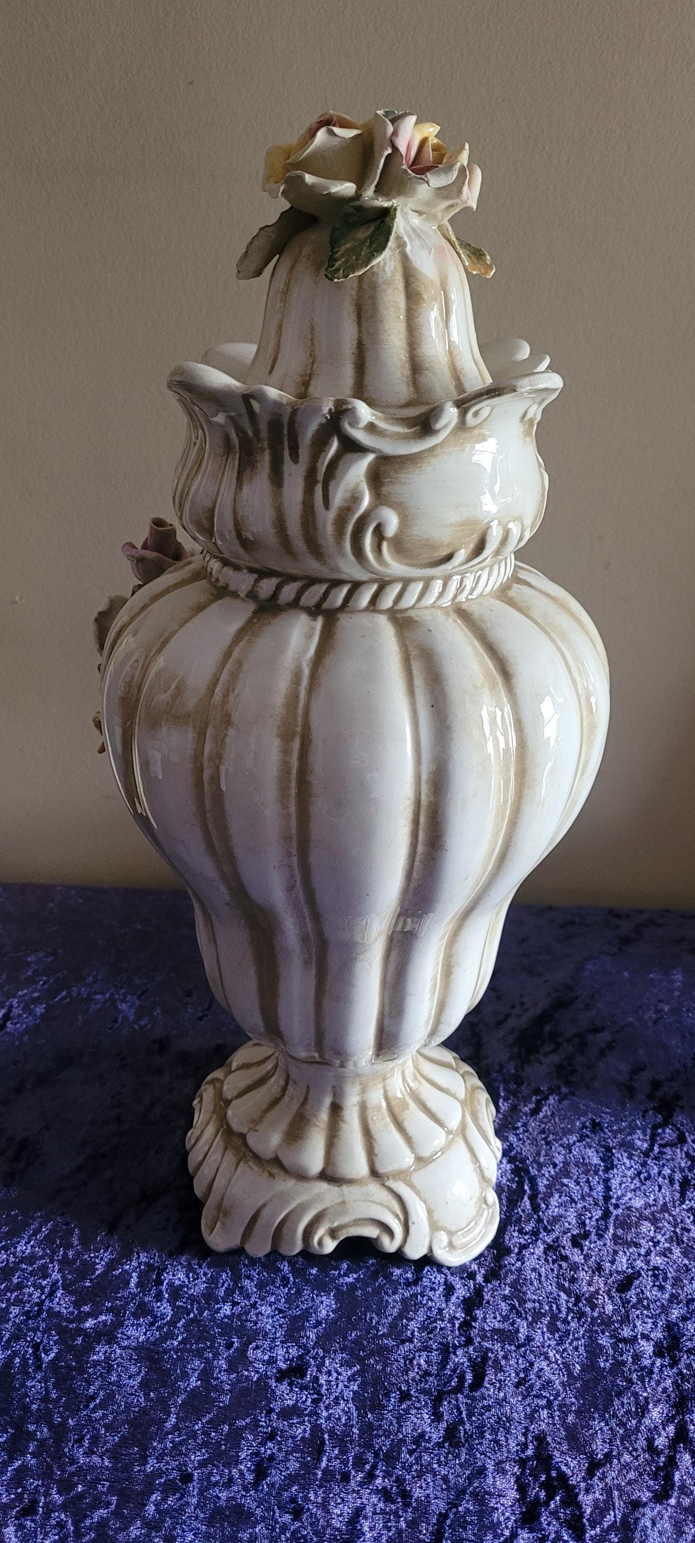 豪華なヴィンテージのカポディモンテの花がちりばめられた蓋付き花瓶 豪華なヴィンテージのカポディモンテの花がちりばめられた蓋付き花瓶