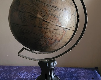 Magnífico globo terráqueo antiguo de estilo del siglo XVII sobre eje de latón y base de madera de estilo jacobino.