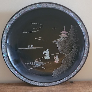 Beau chargeur mural chinois en bois laqué