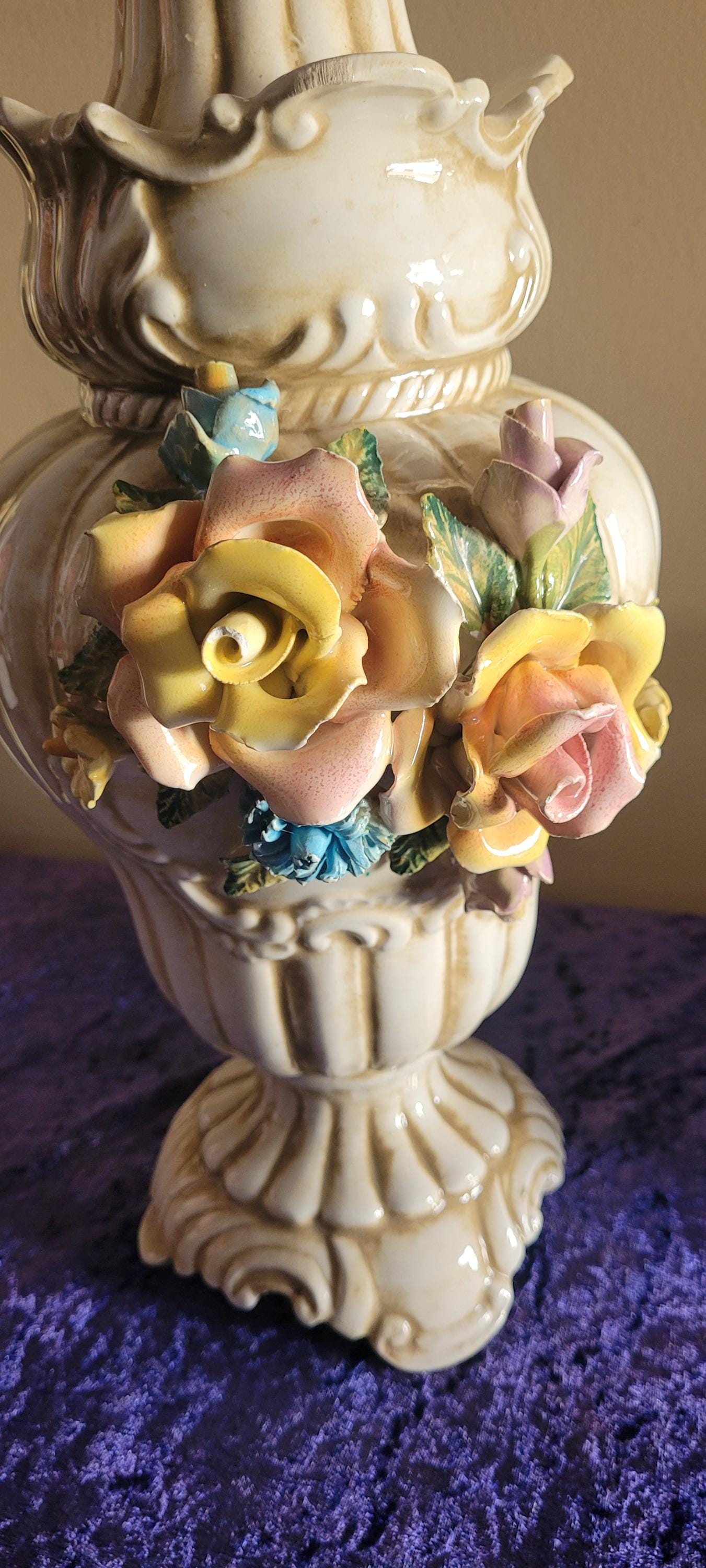 豪華なヴィンテージのカポディモンテの花がちりばめられた蓋付き花瓶