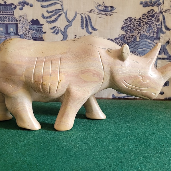 Fabuleuse figurine vintage de rhinocéros en pierre ollaire sculptée
