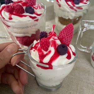 Bougie gourmande Bougie chantilly Bougie petite tasse 100g Bougie parfumée fruits rouges Bougie trompe loeil Bougie cire soja idée cadeau Sans emballage cadea