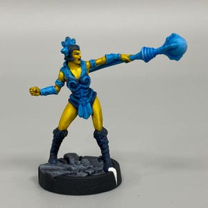 Miniatura de Evil-Lyn pintada y tarjetas de juego para el juego Masters of the Universe Battleground, de Archon Studio.