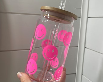 Pink Retro Flower Smiley Face Glass Can Cup with Bamboo Lid and Straw –  Wildly Casual