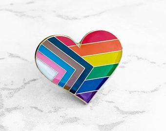 Fortschritt Pride Flagge Herz Pin | Emaille Badge Regenbogen inclusive Gay LGBTQ Equality Vielfalt Lesben Bisexual Trans Asexual Queer Patch