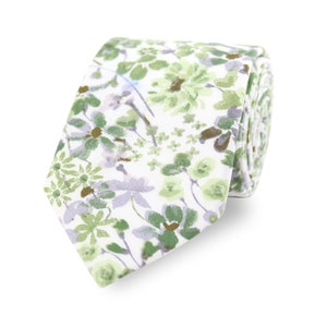 Corbata, pañuelo de bolsillo y pajarita con estampado floral verde salvia. Variaciones. Hecha a mano con 100 % algodón. Corbata de boda para hombre, ideal para novios y padrinos.