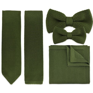 Puede incluir: Un conjunto de accesorios de punto verde que incluye una corbata, una pajarita y un pañuelo de bolsillo.