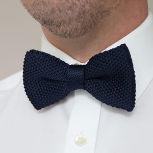 Marineblauwe gebreide vlinderdas van 100% zacht polyester | Bruiloftstrik | Formele accessoires | Cadeau voor hem | Gebreide stropdassen en strikken heren