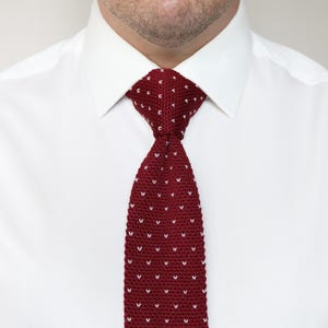 Wijnrode gebreide stropdas met witte V-stippen. Bordeauxrode handgemaakte zachte polyester stropdas. Geweven stropdas. Bruiloft stropdas vlinderstrik. Stropdassen voor bruidegom en heren