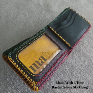 Handgefertigte Ledergeldbörse aus schwarzem Leder mit 3 Kombinationsfäden im Rasta-Stil