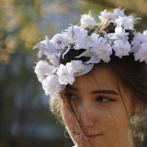 Bridal hair vine with sakura blossom for backyard wedding image 1