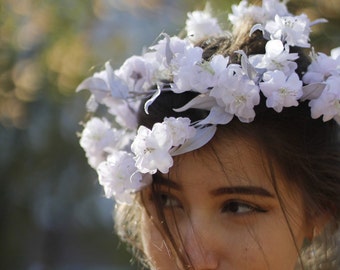 Bridal hair vine with sakura blossom for backyard wedding