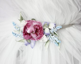 Elegant Bridal Belt with Flower Accents - the Perfect Wedding Accessory