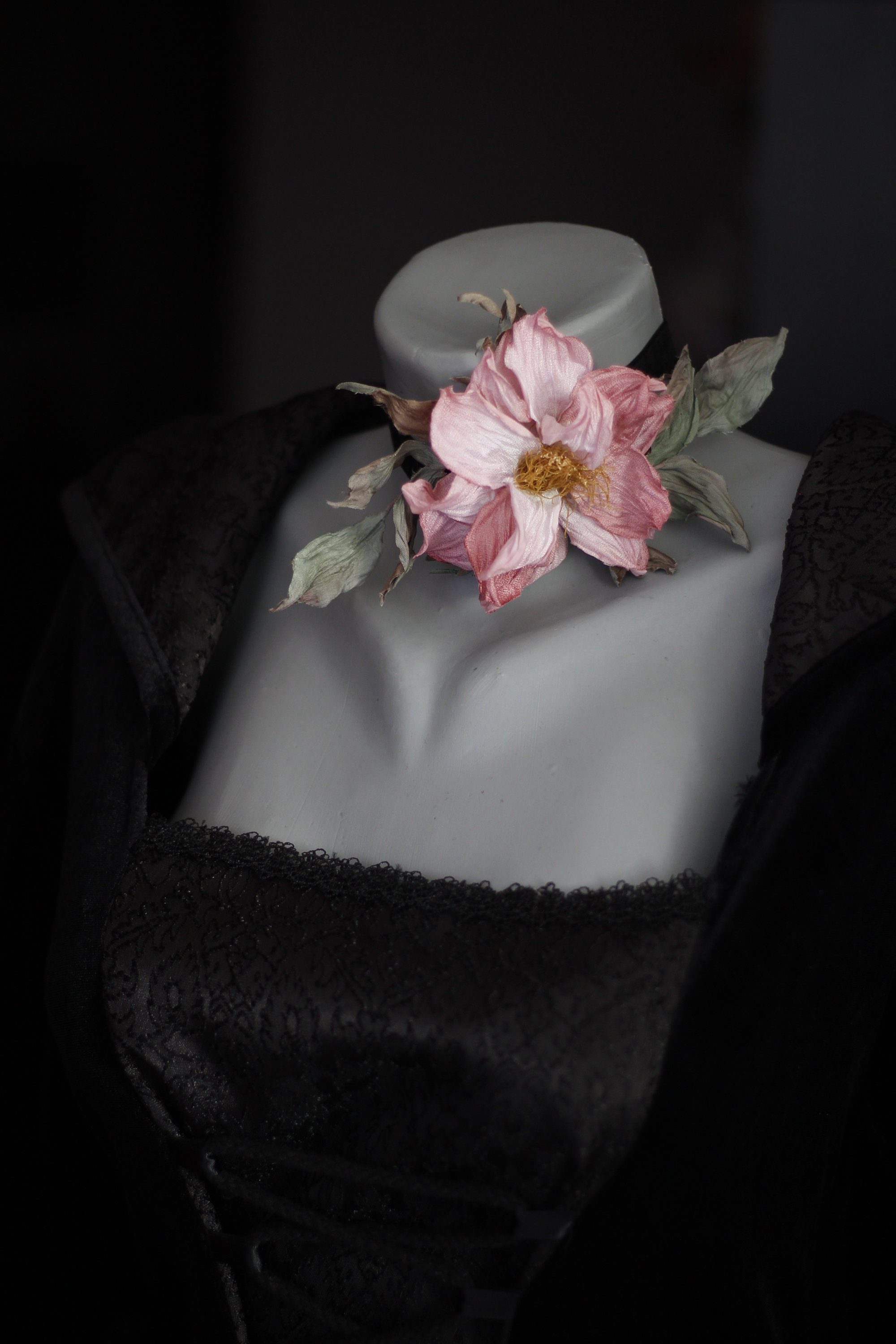Choker Gotico Con Ciondolo Fiore Di Cera – Collana Halloween Per Donne E Ragazze – Accessorio Satinato