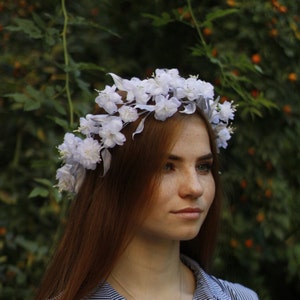 Bridal hair vine with sakura blossom for backyard wedding image 5