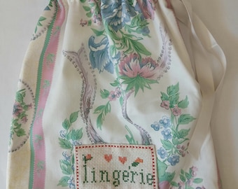 Una pochette per lingerie a fantasia floreale.
