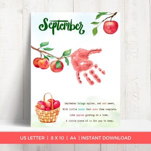 Puede incluir: Una lámina decorativa con la palabra September en letra verde, una rama de manzano en acuarela, una huella de mano roja, una cesta de mimbre con manzanas rojas y el poema: September brings apples, red and sweet, With little hands that make them complete, Like apples growing on a tree, A little piece of me for you to keep.
