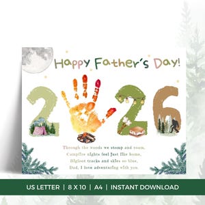 Puede incluir: Una tarjeta del Día del Padre con el texto "Happy Father's Day!" y los números "2", "2" y "6" diseñados con temas de acampada y Bigfoot. La tarjeta incluye una huella de mano y un poema. La tarjeta mide 20,3 x 25,4 cm.