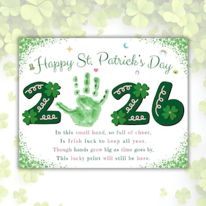 Pode incluir: Um cartão do Dia de São Patrício com o texto "Happy St. Patrick's Day" e os números "2-26" em verde, decorado com trevos. Uma impressão de mão verde está no centro, com um poema abaixo. O cartão é cercado por uma borda verde.