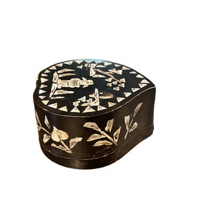 Antique Lacquered Chinese Snuff Box