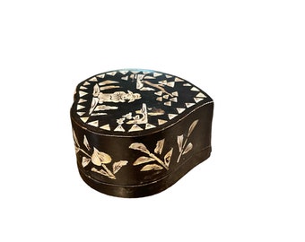 Antique Lacquered Chinese Snuff Box