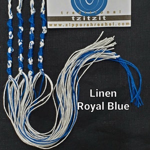 Peut inclure: Un ensemble de fils de tzitzit blancs et bleu royal, en lin. Les fils sont tressés et noués, et ils sont prêts à être attachés à un vêtement. L'image comprend également une carte avec le texte "Tzitzit traditionnel sépharade" et l'adresse du site Web "www.zipporahreshel.com".