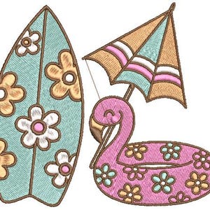 Puede incluir: Diseño bordado con una tabla de surf turquesa con detalles de margaritas, un flotador de flamenco rosa con detalles florales y una sombrilla de playa con rayas rosas y turquesas. El diseño tiene un ambiente retro y veraniego.
