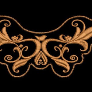 Puede incluir: Diseño bordado dorado detallado sobre fondo negro. El diseño presenta patrones florales y de volutas ornamentados, con un borde festoneado. El bordado tiene un efecto tridimensional, creando profundidad y textura.