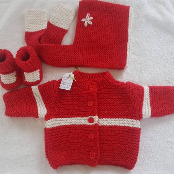 Ensemble naissance fille, rouge, blanc, bébé,chaussons bébé, tricoté main, gilet, capuche-écharpe, bonnet fille, boutons, cadeau maternité