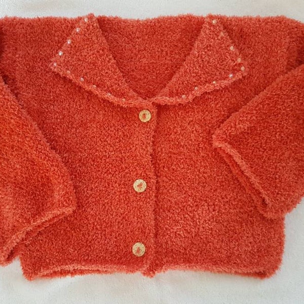 Cardigan de couleur corail pour une petite fille de 6 ans