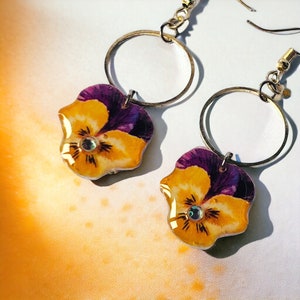 Boucles d'oreille pendantes pensée violette et jaune esprit bohème image 6