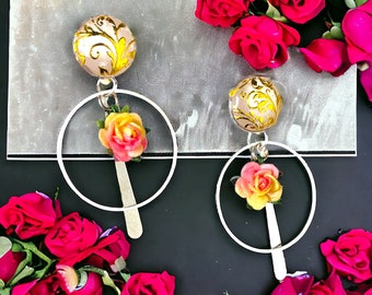 Boucles d'oreilles légères et poétiques fleur rose et jaune avec bouton de couture rose pastel motif damassé doré