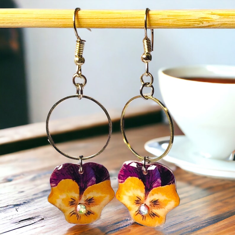 Boucles d'oreille pendantes pensée violette et jaune esprit bohème image 5