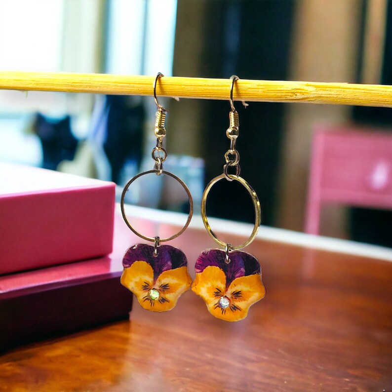 Boucles d'oreille pendantes pensée violette et jaune esprit bohème image 4