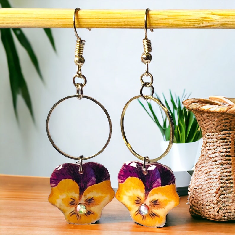 Boucles d'oreille pendantes pensée violette et jaune esprit bohème image 9