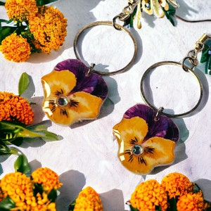 Boucles d'oreille pendantes pensée violette et jaune esprit bohème image 2