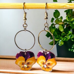 Boucles d'oreille pendantes pensée violette et jaune esprit bohème image 7