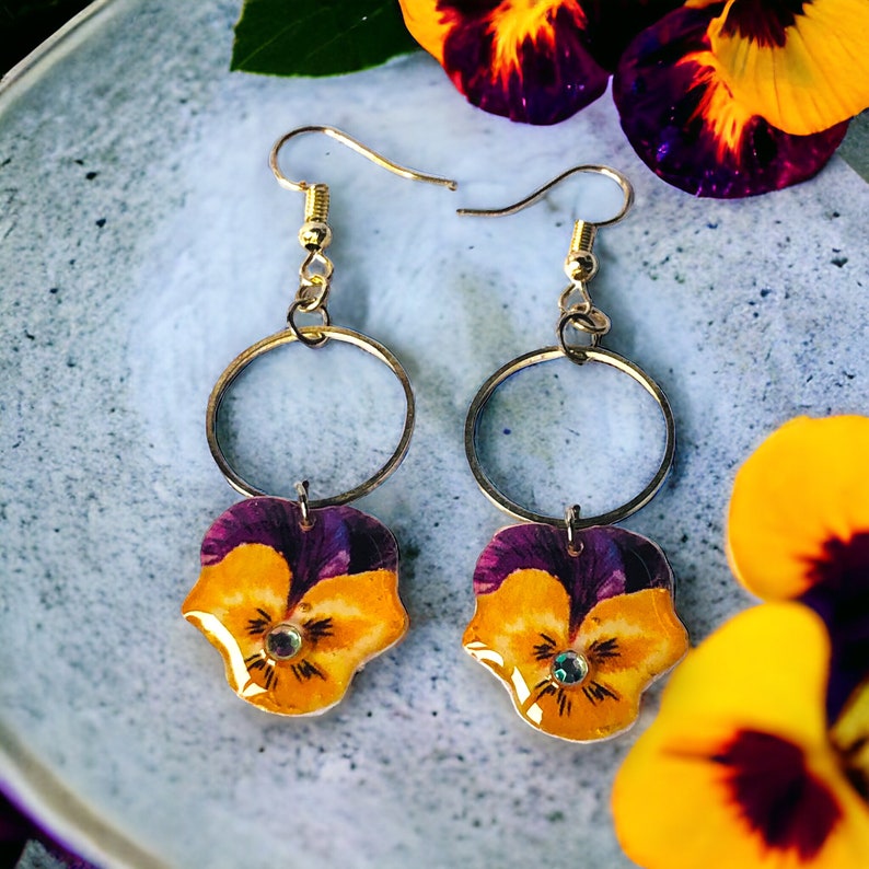 Boucles d'oreille pendantes pensée violette et jaune esprit bohème image 1