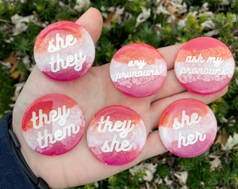 Pins de pronombre de orgullo lésbico / llavero / imán