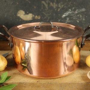 Vintage copper Casserole with its lid marked Fabrication Française 8.2 inches diameter.