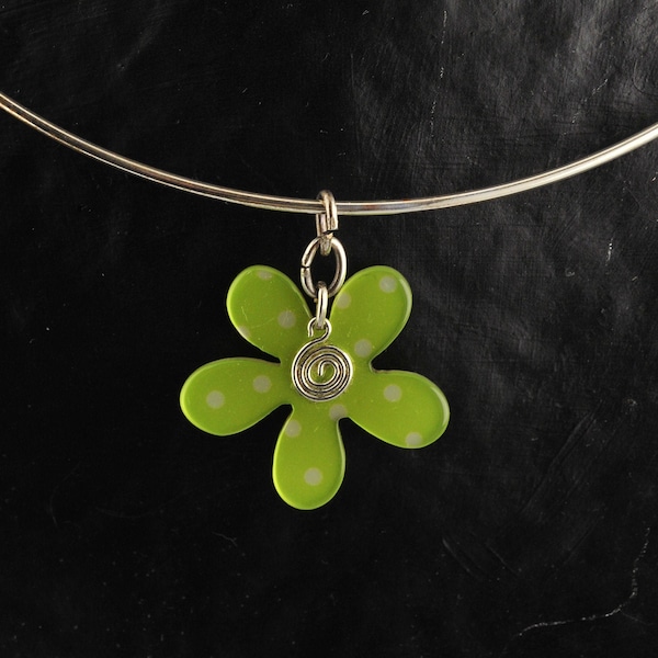 3 Modèles COLLIER/ras de cou métal argenté, fleur à pois en résine.