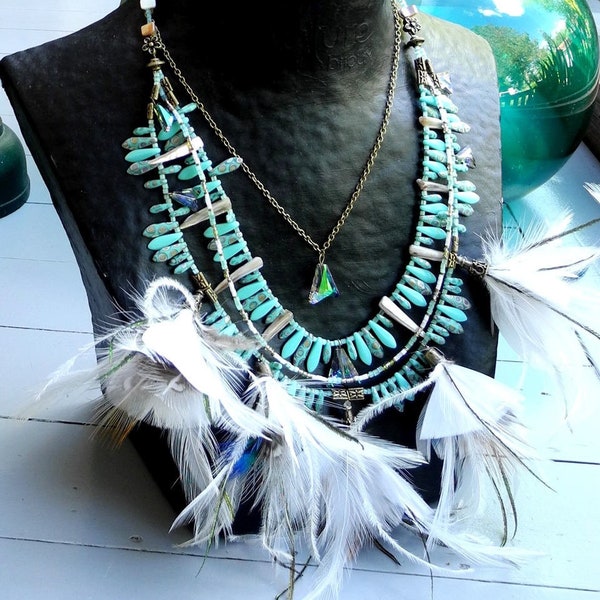 COLLIER multirangs turquoise pearls, crystal, natural feather flowers