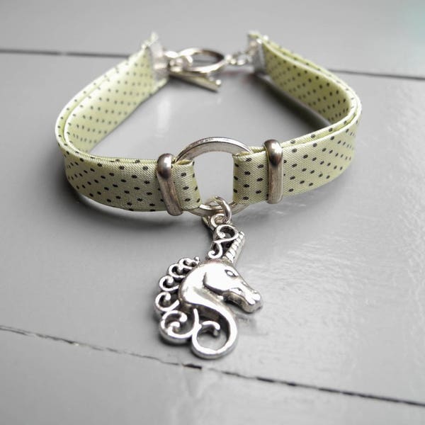 BRACELET  biais satin vert à pois et breloque licorne