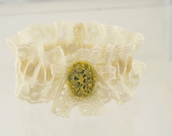 Bracelet dentelle ivoire garni cabochon fleurs